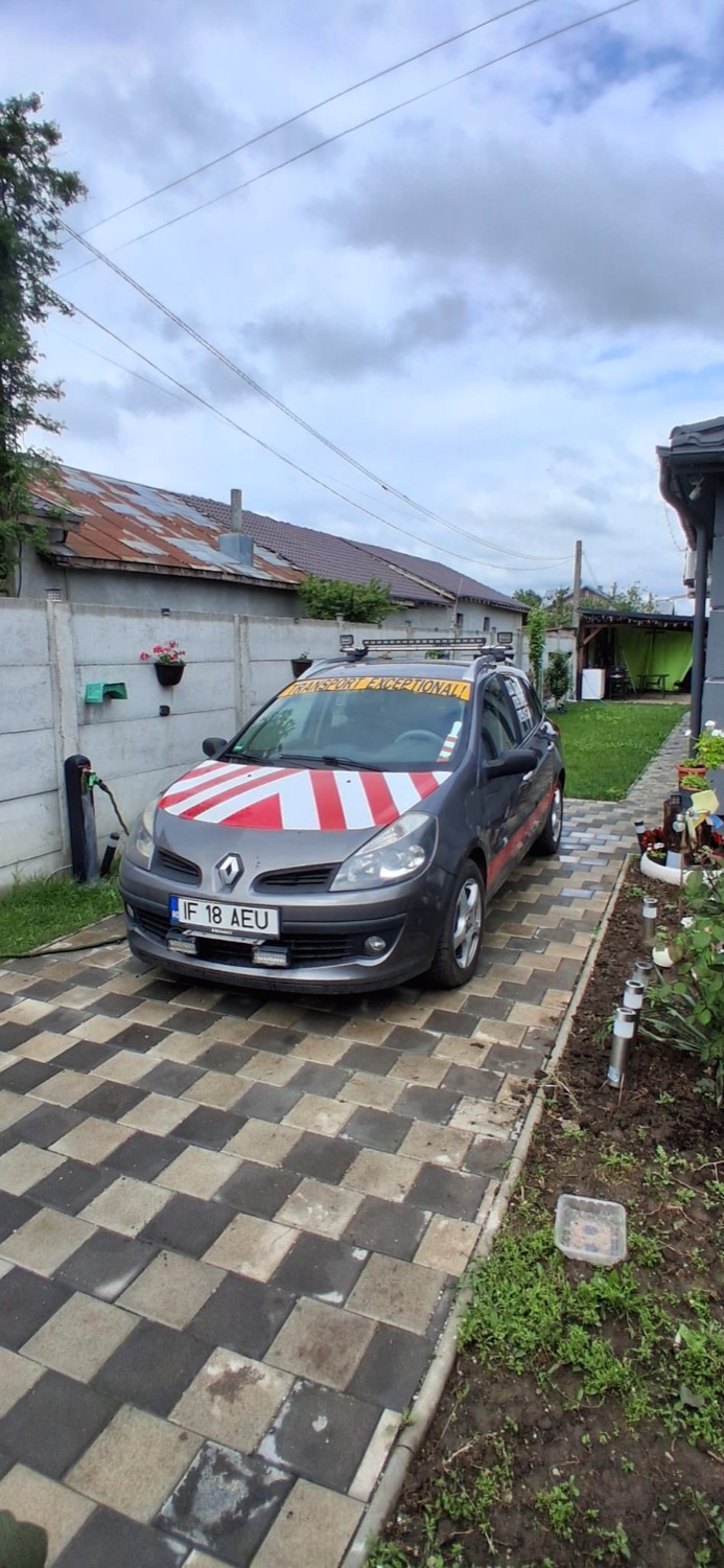 Mașină pilot cu marcaje de avertizare pentru transport agabaritic
